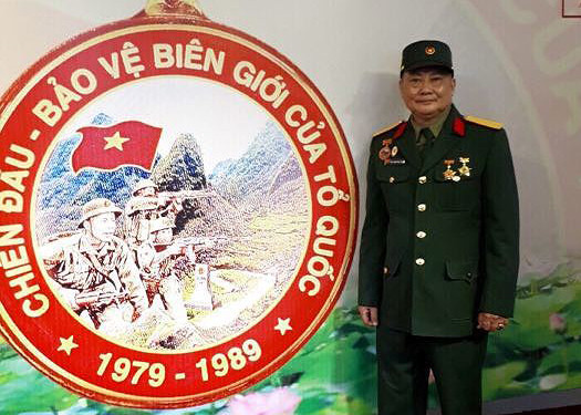 Trao huy hiệu “Chiến đấu bảo vệ biên giới của Tổ quốc”