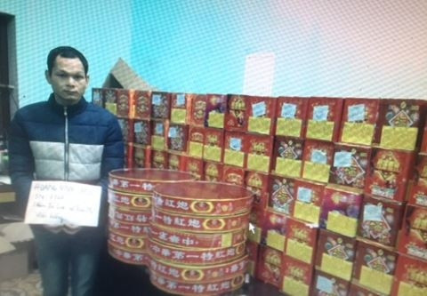 Đối tượng Thức và 270 kg pháo bị giữ tại cơ quan công an *ảnh: T.L