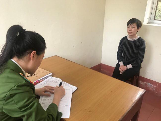 Thị Yến (bìa phải) khai nhận hành vi lừa đảo với cơ quan công an .Ảnh: TL