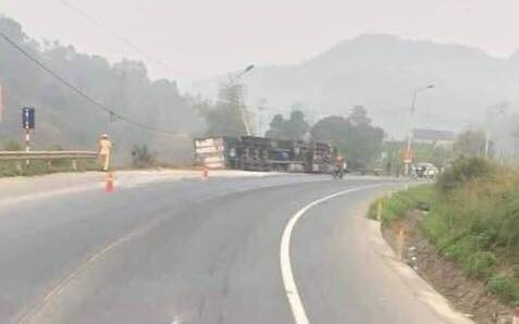 Trời mù sương, sáng sớm khi đi vào cua, lái xe chở hoa quả xuất khẩu đã lật nhào ven đường .Ảnh TL
