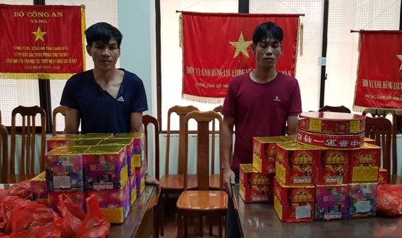 Hai đối tượng Thuấn và Huấn cùng tang vật tại cơ quan công an *ảnh: N. Thái