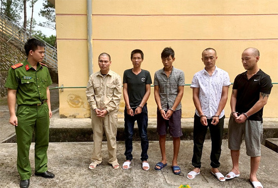 Các đối tượng đòi nợ tại cơ quan công an .Ảnh: Diệu Linh