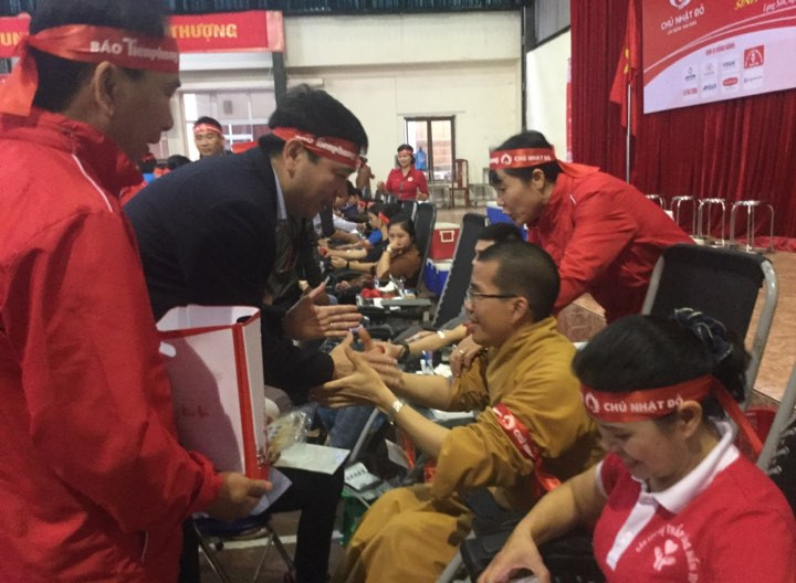 Phó chủ tịch tỉnh Lạng Sơn Nguyễn Long Hải (giữa) động viên người hiến máu .Ảnh: Duy Chiến