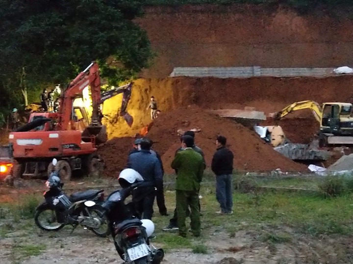 Công tác cứu người bị vùi lấp rất khẩn trương, song cứu được người thợ xây bạc mệnh .Ảnh: Duy Chiến