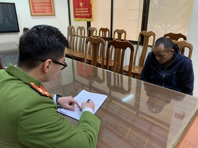Đôi tượng Hiếu (bìa phải), khai nhận hành vi tại cơ quan công an Lạng Sơn .Ảnh: TL 