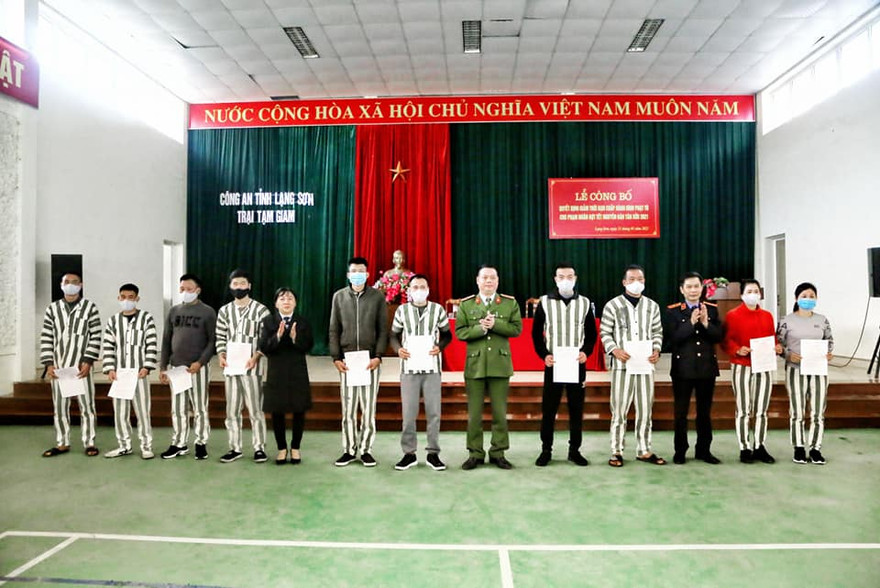 10 phạm nhân được tha tù trước thời hạn, được về quê ăn tết .Ảnh: Thanh Bình 