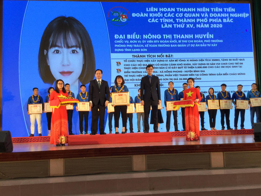Đại diện Lãnh đạo Trung ương Đoàn và tỉnh Lạng Sơn tôn vinh 26 thanh niên xuất sắc nhận Bằng khen của trung ương Đoàn .Ảnh: Duy Chiến 