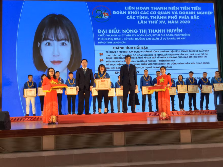 Đại diện Lãnh đạo Trung ương Đoàn và tỉnh Lạng Sơn tôn vinh 26 thanh niên xuất sắc nhận Bằng khen của trung ương Đoàn .Ảnh: Duy Chiến 
