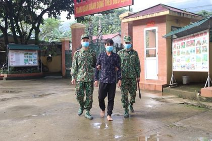 Một trong những đối tượng cầm đầu trong nhóm buôn người bị lực lượng biên phòng bắt giữ .Ảnh: TL