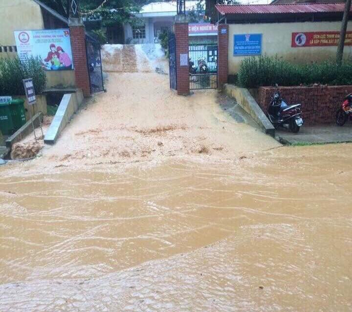 Hai ngày qua, trên địa bàn huyện Chi Lăng có mưa lớn, nước tràn ngập làng, phố rất nguy hiểm đến con trẻ .Ảnh: Duy Chiến