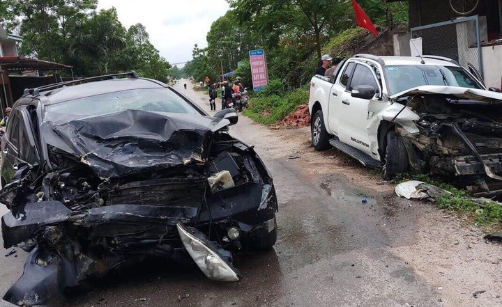 Hai xe đâm nhau nát bét phần đầu, nhiều người bị thương .Ảnh: M. Đức