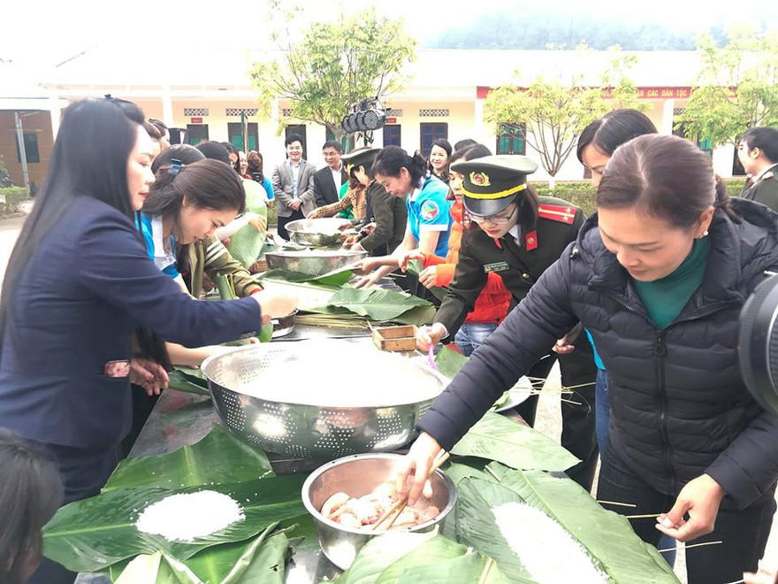 Thi gói bánh chưng tặng cán bộ chiến sỹ và người nghèo biên giới. Ảnh: Đoàn Văn Thụ