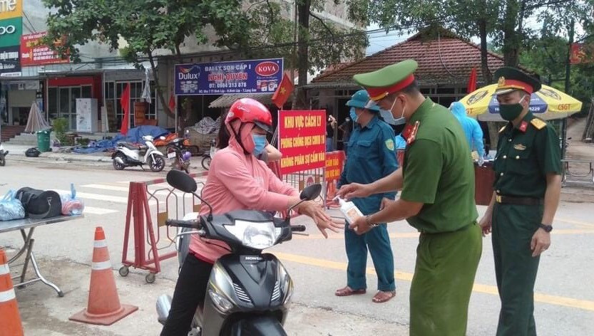 Tại huyện Đình Lập thành lập các chốt kiểm tra y tế đối với người, phương tiện lưu thông trên đường .Ảnh: TL
