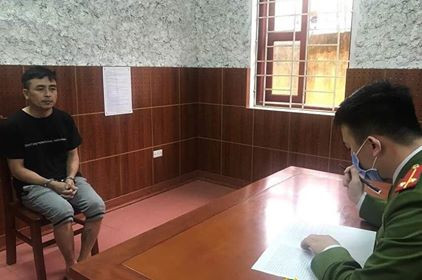 Đối tượng Quý (bìa trái) khai nhận hành vi tại cơ quan điều tra .Ảnh: H. Mỹ 