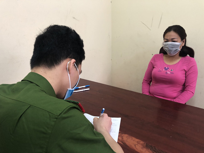 Bà Huyền (bìa phải) ra đầu thú và khai nhận hành vi phạm tội .Ảnh: Duy Chiến