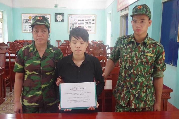 Đối tượng Nguyệt (giữa) bị bắt giữ khi mang trẻ sơ sinh qua đường mòn biên giới .Ảnh: Vi Toàn