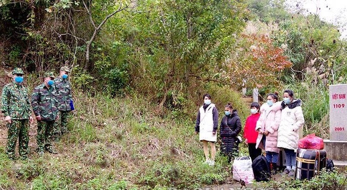 Nhóm 5 người nhập cảnh trái phép bị lực lượng biên phòng Lạng Sơn kịp thời ngăn chặn tại mốc 1109. Ảnh: V. Thượng 