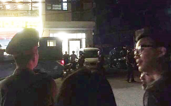 Hiện trường vụ khám xét nhà của ông Triệu Ký Voòng tối 16/5. Ảnh: TL