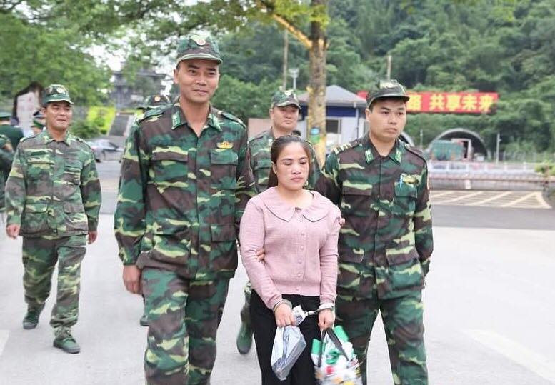 Đối tượng Bạn (giữa) bị bắt giữ tại Trung Quốc và được trao trả qua cửa khẩu Hữu Nghị .Ảnh: H. Nhung