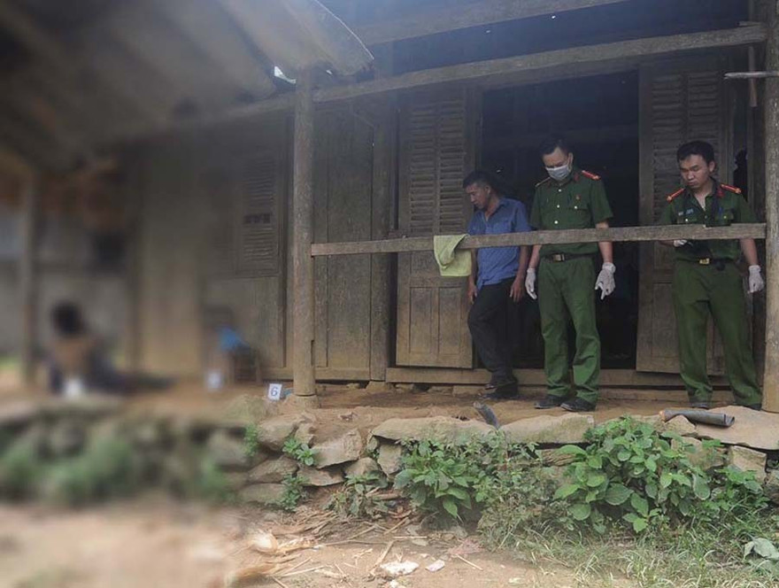 Lực lượng chức năng khám nghiệm hiện trường, điều tra vụ việc .Ảnh: Hoàng Phúc 