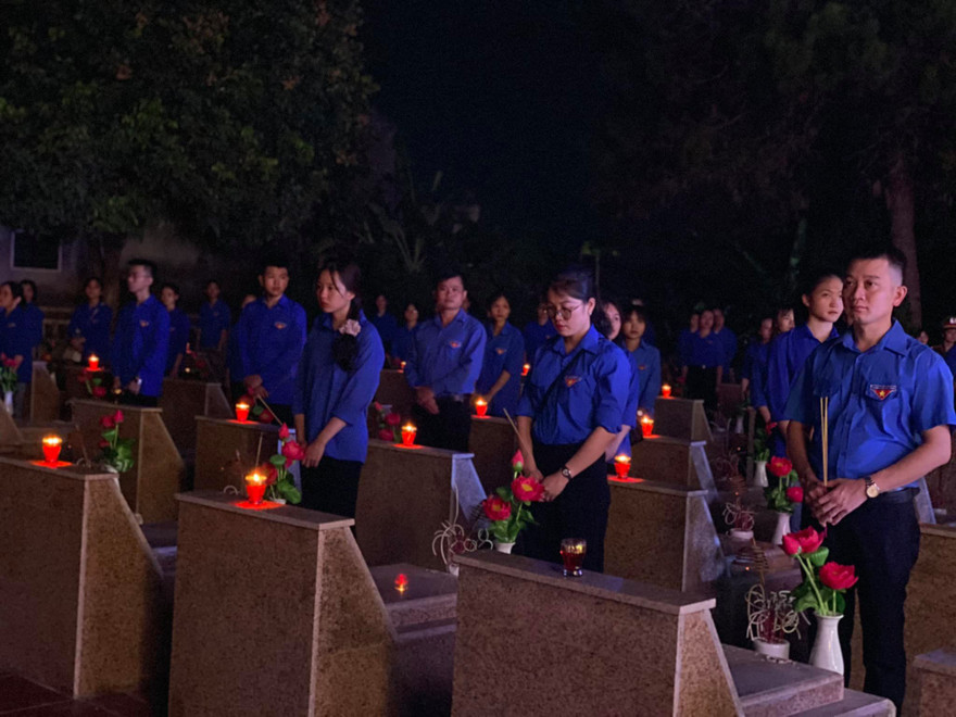 Hàng trăm ngọn nến lung linh được thắp sáng ở Nghĩa trang liệt sỹ Hoàng Đồng, TP Lạng Sơn .Ảnh: T. Tâm
