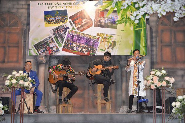 Dương Công Thái (20 tuổi), dân tộc Tày, quê ở huyện Bắc Sơn thổi sáo bài "Lạng Sơn quê tôi" gây ấn tượng người nghe .Ảnh: Duy Chiến 