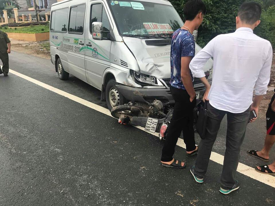 Chiếc xe mô tô lọt vào gầm xe ô tô nom kinh hãi *ảnh: Duy Chiến