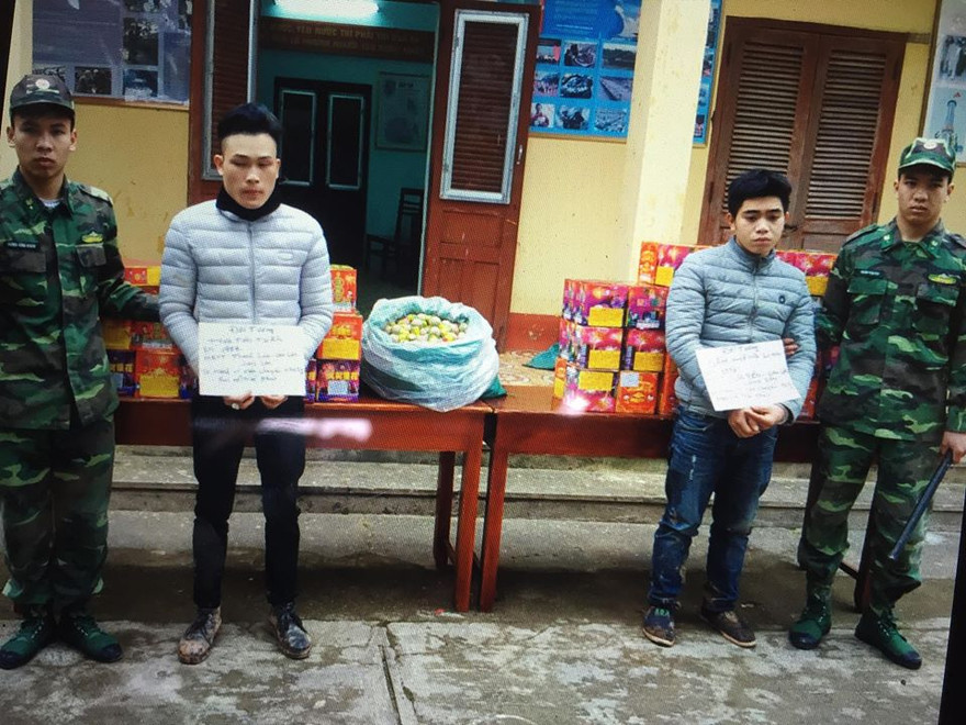 Đối tượng Tuấn và Linh cùng tang vật *ảnh: Duy Chiến