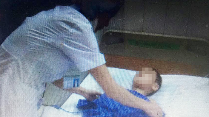 Em T đang được điều trị tích cực tại bệnh viện *ảnh: ĐK