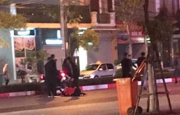 Hiện trường vụ việc, 1 thanh niên bị đâm chết tại chỗ. Ảnh TL