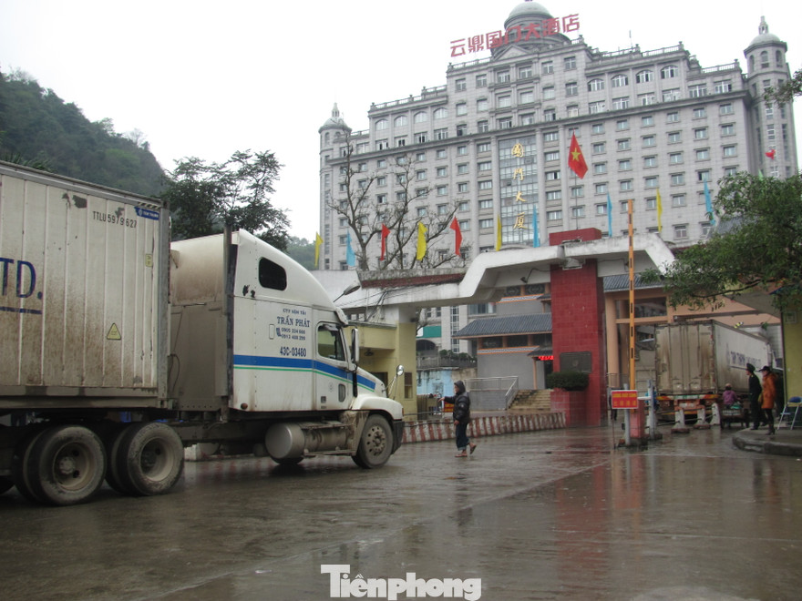 Lượng hàng thông quan qua biên giới ở cửa khẩu Tân Thanh đã trở nên hanh thông, dễ dàng. Ảnh Duy Chiến