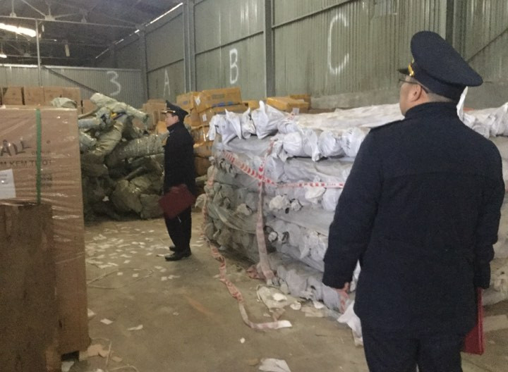 Lực lượng Hải quan Hữu Nghị kiểm tra hàng nhập khẩu tại kho kiểm hóa .Ảnh: Duy Chiến