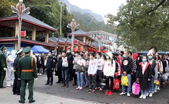 Trong số 137 công dân được trao trả qua cửa khẩu Hữu Nghị, lực lượng chức năng phát hiện 2 đối tượng truy nã .Ảnh: N. My