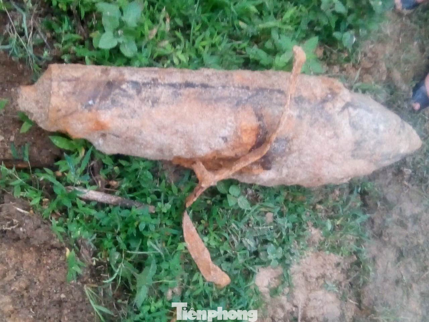 Quả bom được trục vớt sau khi phát hiện trong vườn nhà ông Đâu .Ảnh: Duy Chiến