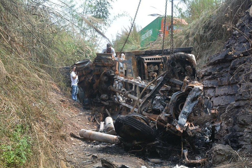 Chiếc xe biến thành đám sắt vụn đen nhẻm *ảnh: H. Cường