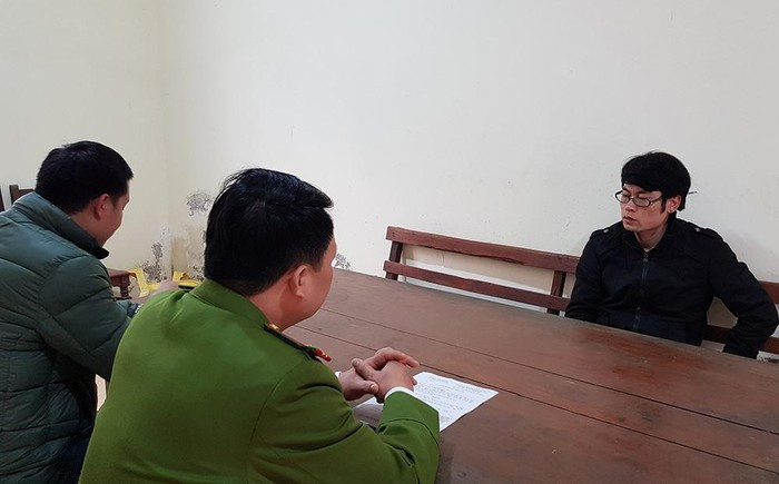 Một đối tượng (bìa phải) trong nhóm sử dụng công nghệ cao để chiếm đoạt tiền trong tài khoản khai báo tại cơ quan công an Lạng Sơn .Ảnh: TL 