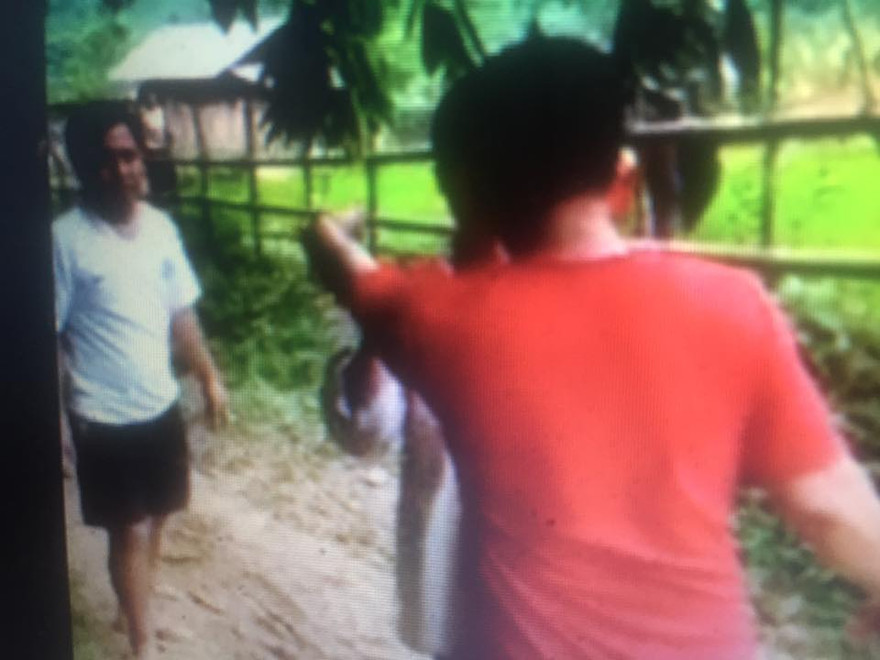 Ông L (bìa phải, áo đỏ) liên tục gây hấn, chửi đổng với người nghi là công an viên của xã Mông Ân (huyện Bình Gia) *ảnh: Duy Chiến