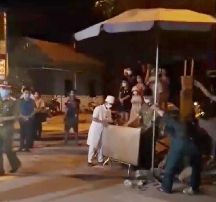 Các lực lượng chức năng tiến hành gỡ bỏ hàng rào cách ly tại khu 7, thị trấn Đình Lập (Lạng Sơn). Ảnh: DC