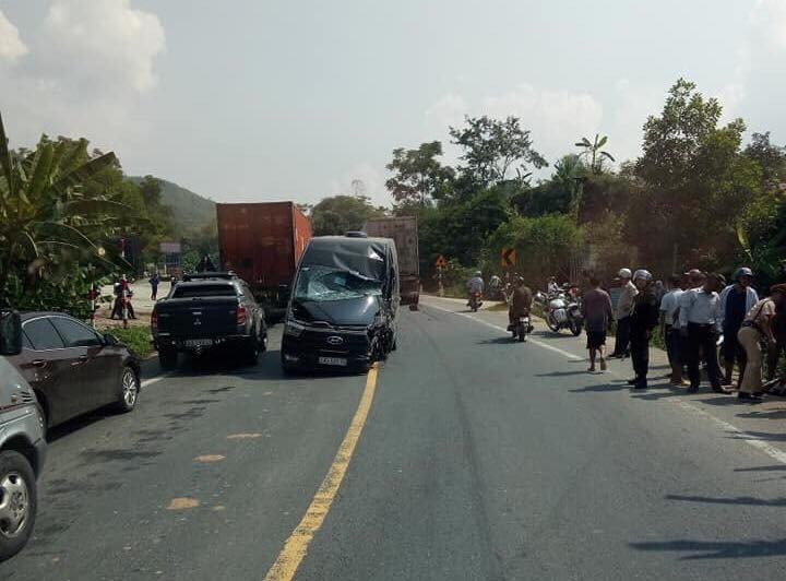 Hiện trường vụ tai nạn, xe ô tô chở khách bẹp rúm phần đầu .Ảnh: TL