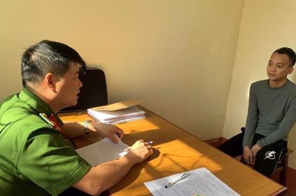 Đối tượng Tân (bìa phải) khai nhận cùng mẹ cho vạy nặng lãi và có hành vi trái pháp luật .Ảnh: D.Linh