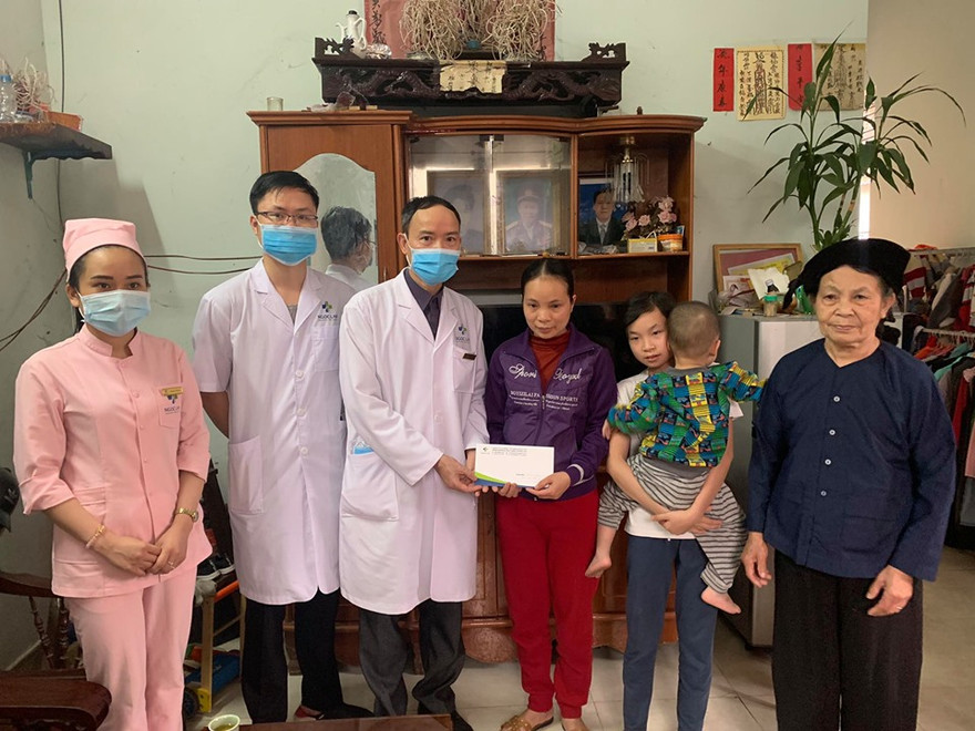 Các y, bác sỹ Phòng khám đa khoa quốc tế Phú Lộc (TP Lạng Sơn) hỗ trợ 3 triệu đồng giúp gia đình chị Nguyễn Thị Lụa ổn định cuộc sống .Ảnh: Duy Chiến