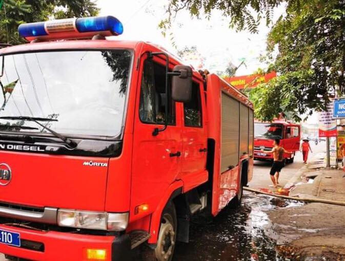 Lực lượng cứu hỏa nhanh chóng đến hiện trường tham gia dập lửa, cứu người .Ảnh: HK