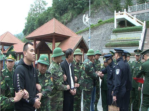 Bàn giao 3 đối tượng truy nã cho lực lượng chức năng Trung Quốc tại cửa khẩu Hữu Nghị *ảnh: Huyền Mỹ