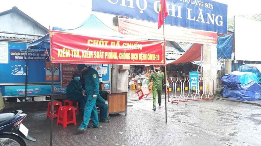 Thành phố Lạng Sơn nhanh chóng triển khai thành lập các chốt dã chiến ở các chợ đầu mối ngay chiều hôm nay 3/4 .Ảnh: CD