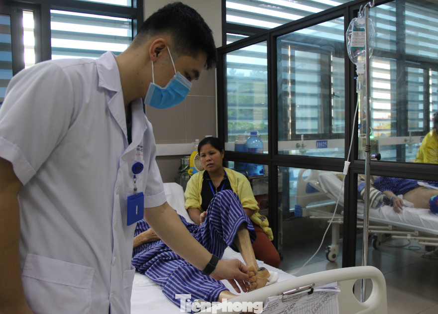 Mặc dù đã được cấp cứu, song ông Ngôn vẫn bị cắt ngón chân trái, nơi rắn cắn mới giữ được mạng sống .Ảnh: Duy Chiến 