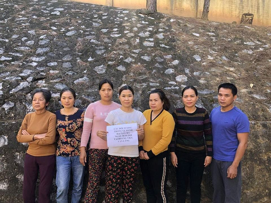 Các đối tượng đánh bạc tại cơ quan công an *ảnh: Duy Chiến