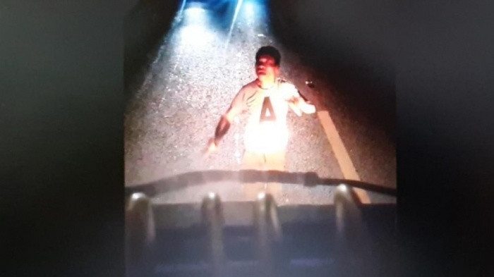 Nam thanh niên chặn xe ô tô giữa đêm khuya gây xôn xao dư luận (ảnh cắt từ clip) 