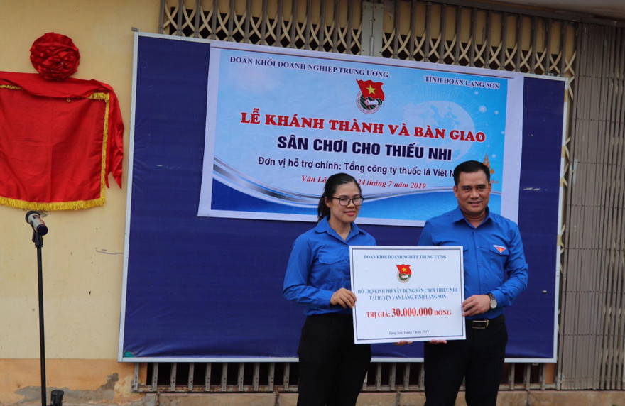 Bí thư đoàn khối Doanh nghiệp trung ương (bìa phải) trao biển khánh thành, bàn giao sân chơi cho thiếu nhi huyện Văn Lãng .Ảnh: Duy Chiến