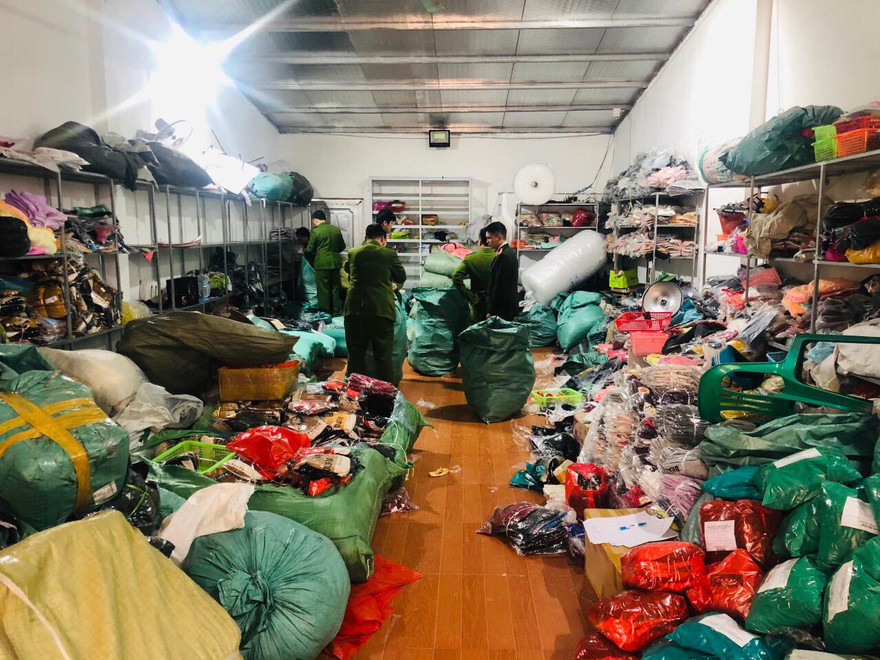 Lực lượng chức năng tiến hành kiểm tra "tổng kho" của gia đình bà Huyền, phát hiện hàng hóa không có giấy tờ hợp lệ .Ảnh: Duy Chiến 