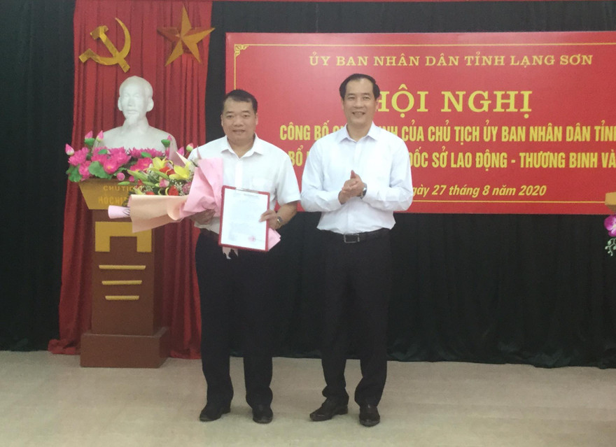 Lãnh đạo tỉnh Lạng Sơn trao quyết định, hoa chúc mừng ông Nguyễn Văn Giang (trái), tân Phó giám đốc Sở LĐ-TB-XH tỉnh Lạng Sơn .Ảnh: Duy Chiến
